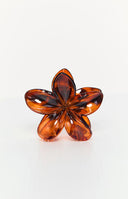 blonde girl wearing a brown tortoise shell flower claw clip and delicate gold rings