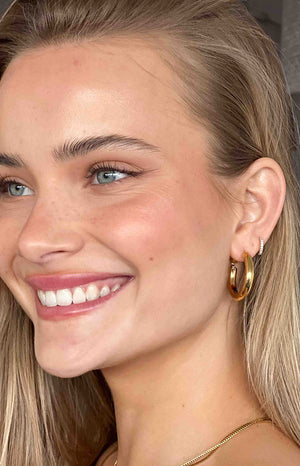 Blonde girl wearing the Mateo Gold Hoop Earrings.