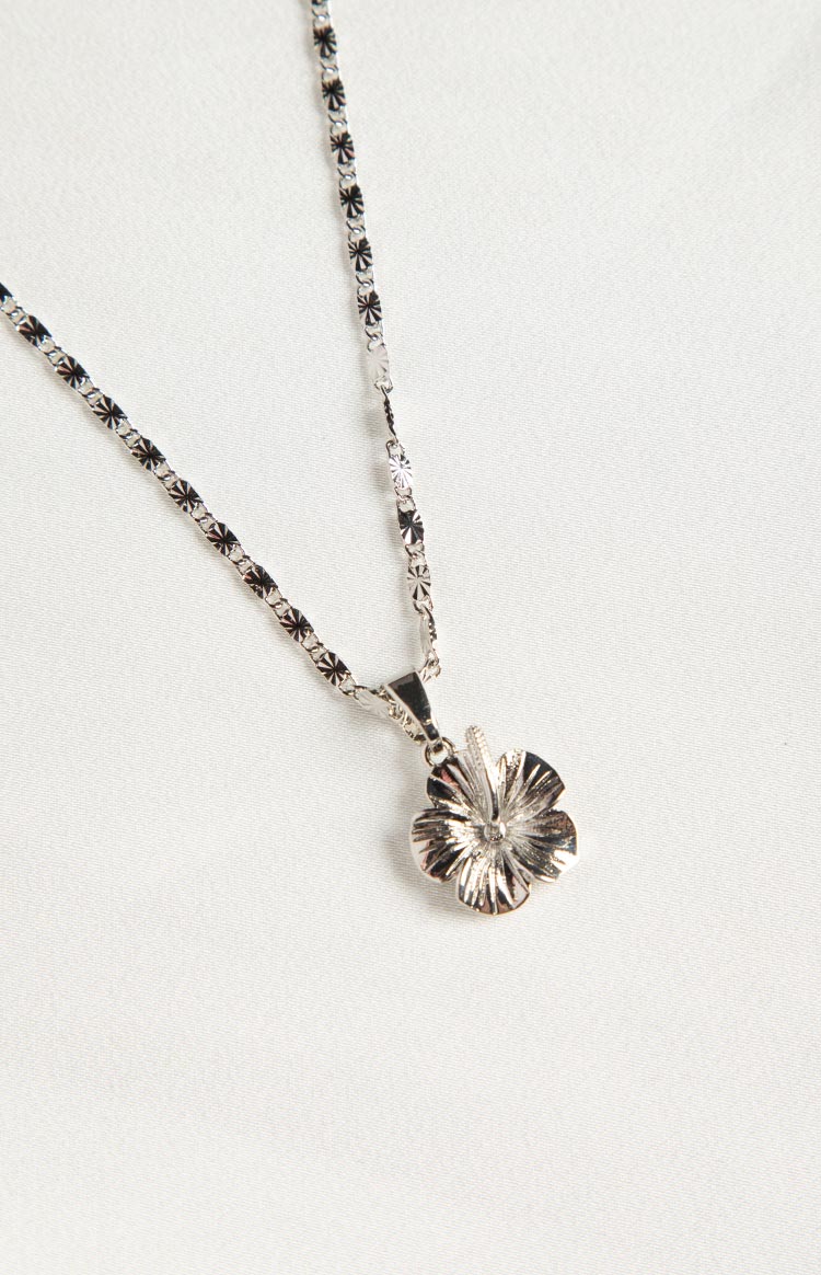 Skylee Silver Flower Necklace Image